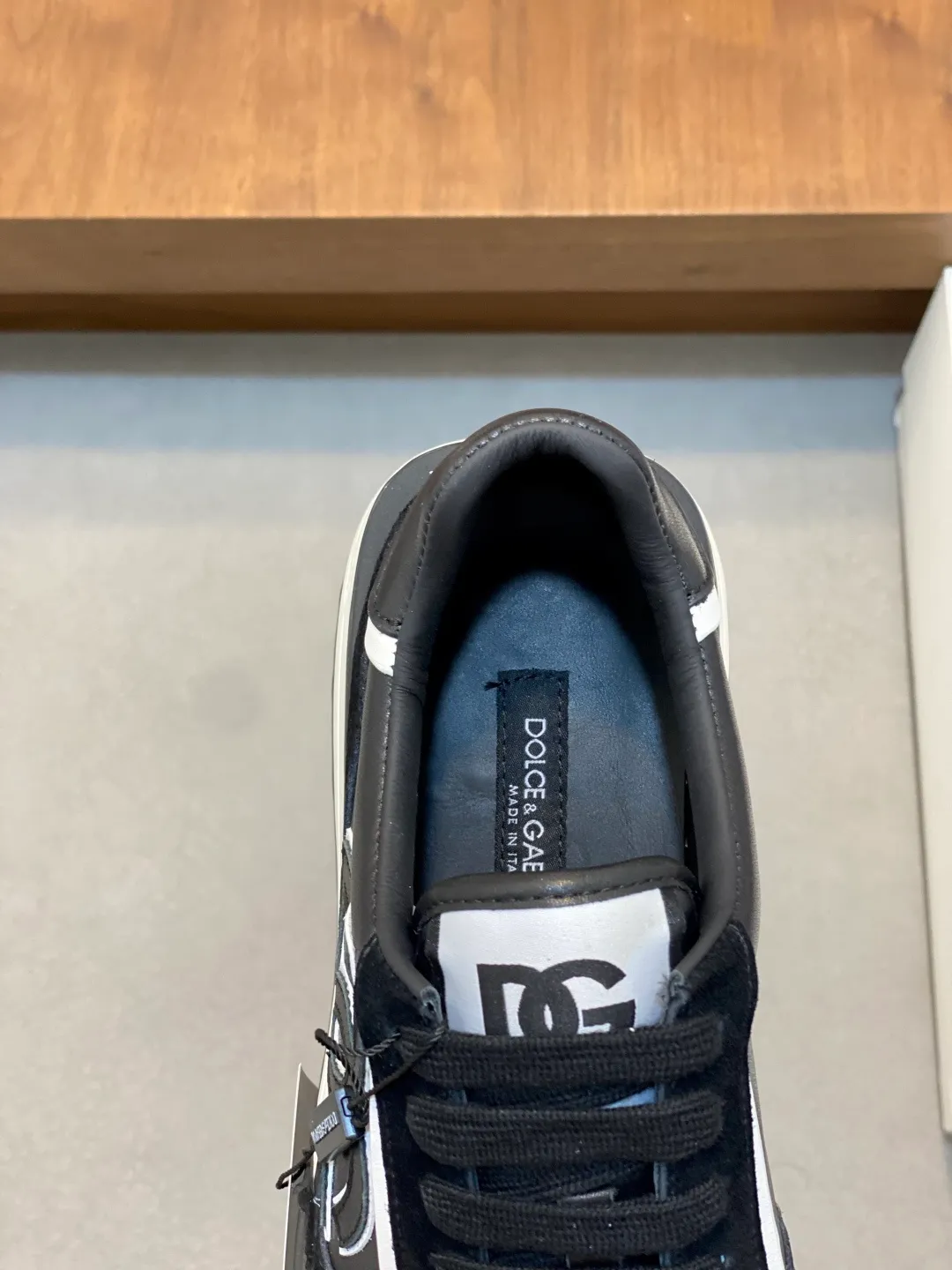 💰800 Dolce&Gabbana/Dolce & Gabbana men’s new casual sports shoes This sneaker is made of multiple materials. The nylon fabric upper is integrated with glossy leather, suede leather and rubber elements, and is decorated with reflective details. It has a silk-screen logo and a dual design of thick round and flat laces. It has a square toe, rubber foam midsole and gear pattern rubber composite sole decorated with the iconic "DG" logo. The shoe body is decorated with three-dimensional labels with the brand logo in many places. The style is fashionable and elegant, and the unique design is presented in a dazzling and modern new language. The fabric towel lining is paired with logo cowhide feet for a stylish and stylish look! Comes with a full set of packaging! Size: 39-40-41-42-43-44 leather shoe size (38/45 can be customized but does not support returns)